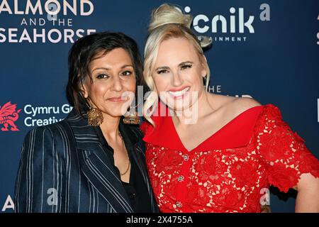 LONDON, ENGLAND – APRIL 30: Meera Syal und Rebel Wilson nehmen am 30. April 2024 an der britischen Premiere von The Almond and the Seahorse im Vue West End Teil. Stockfoto