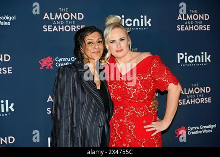 LONDON, ENGLAND – APRIL 30: Meera Syal und Rebel Wilson nehmen am 30. April 2024 an der britischen Premiere von The Almond and the Seahorse im Vue West End Teil. Stockfoto