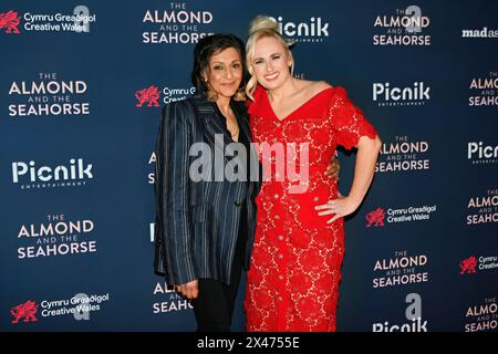 LONDON, ENGLAND – APRIL 30: Meera Syal und Rebel Wilson nehmen am 30. April 2024 an der britischen Premiere von The Almond and the Seahorse im Vue West End Teil. Stockfoto