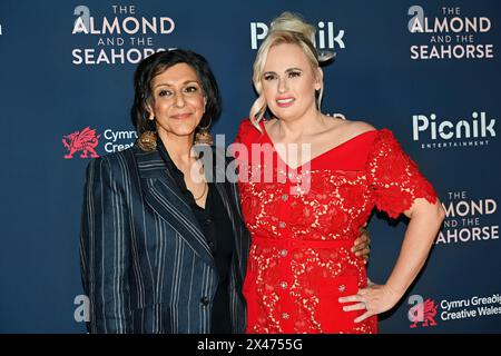 LONDON, ENGLAND – APRIL 30: Meera Syal und Rebel Wilson nehmen am 30. April 2024 an der britischen Premiere von The Almond and the Seahorse im Vue West End Teil. Stockfoto