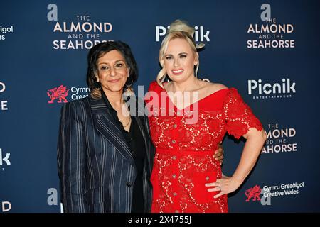 LONDON, ENGLAND – APRIL 30: Meera Syal und Rebel Wilson nehmen am 30. April 2024 an der britischen Premiere von The Almond and the Seahorse im Vue West End Teil. Stockfoto