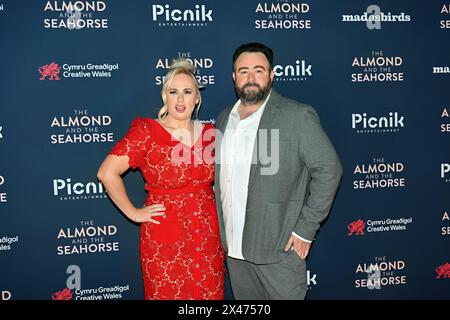 LONDON, ENGLAND – APRIL 30: Rebell Wilson und Celyn Jones nehmen am 30. April 2024 an der britischen Premiere von The Almond and the Seahorse im Vue West End Teil. Stockfoto