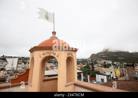 Bernal, Querétaro, Mexiko - 20. November 2023: Die historischen Hotels in der Innenstadt von Bernal werden von einem nebligen Morgenlicht beleuchtet. Stockfoto