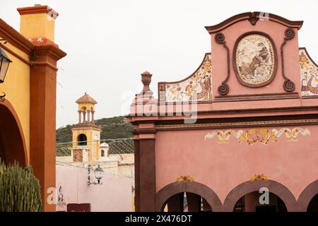 Bernal, Querétaro, Mexiko - 20. November 2023: Die historischen Hotels in der Innenstadt von Bernal werden von einem nebligen Morgenlicht beleuchtet. Stockfoto