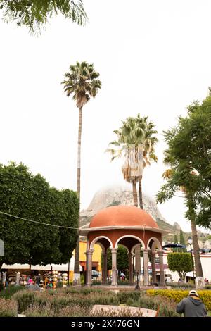 Bernal, Querétaro, Mexiko - 20. November 2023: Am historischen Kiosk in der Innenstadt von Bernal leuchtet ein nebliges Morgenlicht. Stockfoto