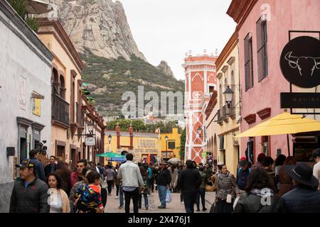 Bernal, Querétaro, Mexiko - 20. November 2023: Touristen schlendern entlang der historischen Gebäude des historischen Stadtzentrums von Bernal. Stockfoto