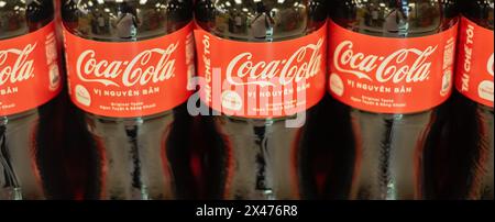 Coca Cola in Plastikflaschen in Vietnam. Ursprünglicher Geschmack. Alkoholfreies Getränk. Cola ist ein kohlensäurehaltiges Erfrischungsgetränk mit Cola-Geschmack, hergestellt von der Coca-Cola Stockfoto