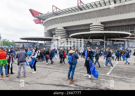 MAILAND, ITALIEN - 28. APRIL 2024: F.. Die Fans der C Internazionale feiern, indem sie den Bereich rund um das San Siro Stadion füllen, während der Feier und des Sieges Stockfoto