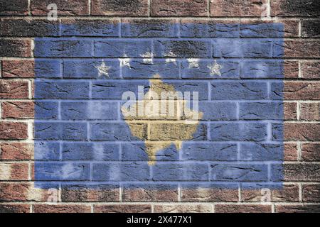 Kosovo-Flagge auf Ziegelmauer Stockfoto