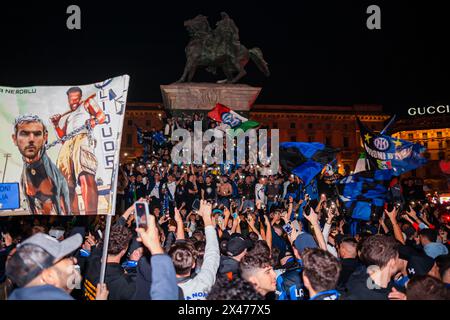 MAILAND, ITALIEN - 28. APRIL 2024: Die Fans von F.C Internazionale feiern mit dem Füllen der Piazza del Duomo, während der Feier Tricolor Stockfoto