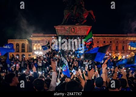 MAILAND, ITALIEN - 28. APRIL 2024: Die Fans von F.C Internazionale feiern mit dem Füllen der Piazza del Duomo, während der Feier Tricolor Stockfoto