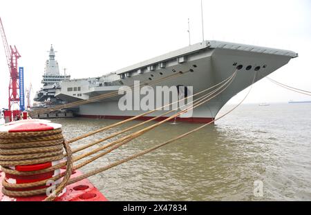 (240501) -- SHANGHAI, 1. Mai 2024 (Xinhua) -- Chinas dritter Flugzeugträger, die Fujian, startet am 1. Mai 2024 von der Shanghai Jiangnan Shipyard im ostchinesischen Shanghai zu ersten Seeversuchen. Chinas dritter Flugzeugträger, die Fujian, machte sich am Mittwochmorgen zu ersten Seeversuchen auf. Das Schiff verließ die Werft Shanghai Jiangnan um 8 Uhr morgens. Bei den Seeversuchen wird in erster Linie die Zuverlässigkeit und Stabilität der Antriebs- und elektrischen Systeme des Flugzeugträgers getestet. Seit seiner Markteinführung im Juni 2022 hat der Fujian seine Festmacherversuche, Ausstattungs- und Ausrüstungsanpassungen abgeschlossen. IT h Stockfoto