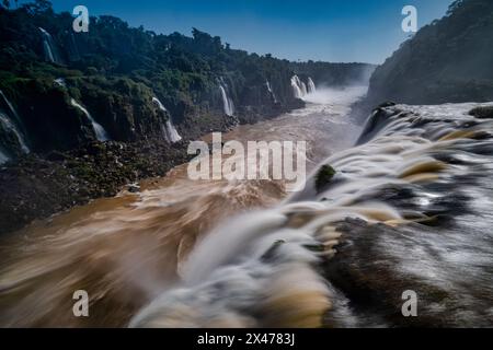 Die Iguazú-Wasserfälle sind eine der beeindruckendsten Naturattraktionen der Welt. Besucher werden von ihrer riesigen Größe, ihrem tosenden Klang und ihren tränenden en en verzaubert Stockfoto