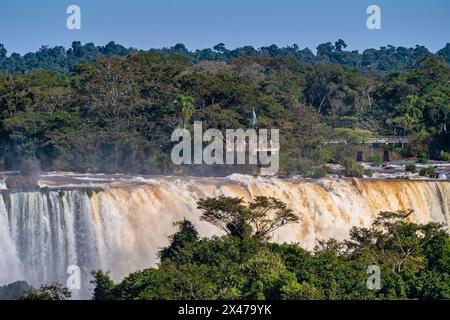 Die Iguazú-Wasserfälle sind eine der beeindruckendsten Naturattraktionen der Welt. Besucher werden von ihrer riesigen Größe, ihrem tosenden Klang und ihren tränenden en en verzaubert Stockfoto