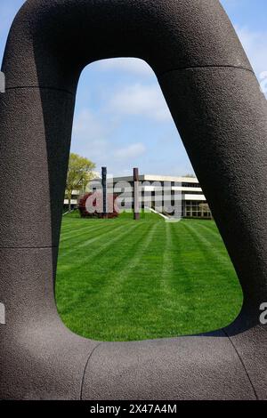 Kauf, NY – USA – 28. April 2024 Isamu Noguchis moderne Skulptur Energy Void aus schwedischem Granit; installiert in den Donald M Kendall Sculpture Gardens at Stockfoto