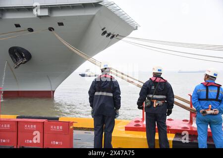 (240501) -- SHANGHAI, 1. Mai 2024 (Xinhua) -- Chinas dritter Flugzeugträger, die Fujian, startet am 1. Mai 2024 zu ersten Seeversuchen aus dem ostchinesischen Shanghai. Chinas dritter Flugzeugträger, die Fujian, machte sich am Mittwochmorgen zu ersten Seeversuchen auf. Das Schiff verließ Shanghai gegen 8 Uhr morgens. Bei den Seeversuchen wird in erster Linie die Zuverlässigkeit und Stabilität der Antriebs- und elektrischen Systeme des Flugzeugträgers getestet. Seit seiner Markteinführung im Juni 2022 hat der Fujian seine Festmacherversuche, Ausstattungs- und Ausrüstungsanpassungen abgeschlossen. Sie erfüllt die technischen Anforderungen für die SEA Tria Stockfoto