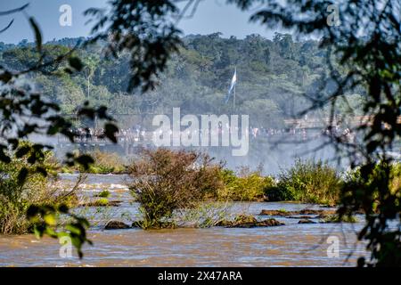 Die Iguazú-Wasserfälle sind eine der beeindruckendsten Naturattraktionen der Welt. Besucher werden von ihrer riesigen Größe, ihrem tosenden Klang und ihren tränenden en en verzaubert Stockfoto