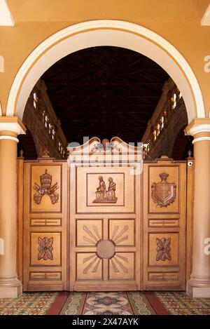 Barichara, Santander, Kolumbien; 25. November 2022: Eingang der Kathedrale der Unbefleckten Empfängnis, Haupttempel der Stadt, Reliefs in W Stockfoto