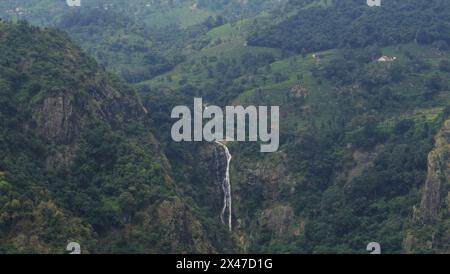 Üppig grüne nilgiri Berge und wunderschöner katharinenwasserfall vom delfinnasen-Aussichtspunkt Coonoor in der Nähe der Oooty Hill Station in tamilnadu, indien Stockfoto