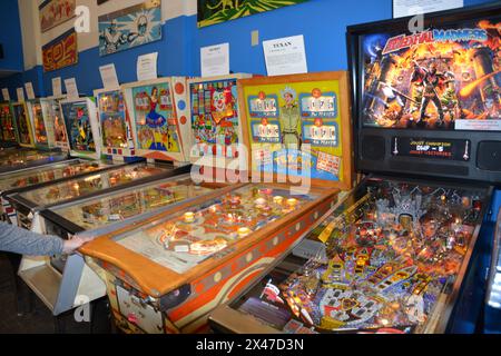 Einige der historischen Pinball-Maschinen im Seattle Pinball Museum. Stockfoto