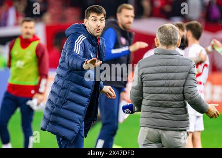 Lodz, Polen. April 2024. Dusan Kuciak von Rakow gibt während des Polnischen PKO Ekstraklasa League-Spiels zwischen Widzew Lodz und Rakow Czestochowa im Widzew Lodz Municipal Stadium Gesten. Endergebnis: Widzew Lodz vs Rakow Czestochowa 0:1. Quelle: SOPA Images Limited/Alamy Live News Stockfoto