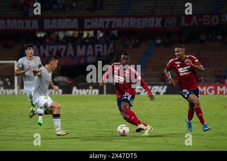 Medellin, Kolumbien. April 2024. Deportivo Independiente Medellin's Jimer Esteban Fory (C) während des CONMEBOL Sudamericana Spiels zwischen Deportivo Independiente Medellin und Defensa y Justicia in Medellin, Kolumbien, 25. April 2024. Foto: Camilo Moreno/Long Visual Press Credit: Long Visual Press/Alamy Live News Stockfoto