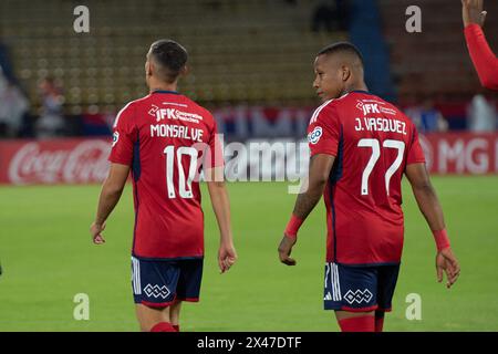 Medellin, Kolumbien. April 2024. Deportivo Independiente Medellin's Miguel Angel Monsalve (L) und Jhon Veasquez (R) während des CONMEBOL Sudamericana Spiels zwischen Deportivo Independiente Medellin und Defensa y Justicia in Medellin, Kolumbien, 25. April 2024. Foto: Camilo Moreno/Long Visual Press Credit: Long Visual Press/Alamy Live News Stockfoto