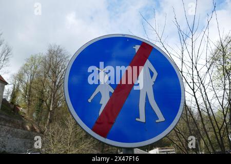 In Europa gibt es kein Fußgängerschild mit Symbolen für Erwachsene und Kinder Stockfoto