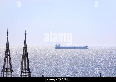 Nicht exklusiv: ODESA, UKRAINE - 30. APRIL 2024 - Ein ausländisches Schiff fährt in der Nähe von Odesa, Ukraine Stockfoto