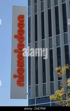 Burbank, Kalifornien, USA - 28. April 2024: Ein Logo in den Nickelodeon Animation Studios wird auf einem der Gebäude des Unterhaltungsunternehmens gezeigt. Stockfoto