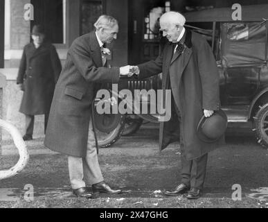 Henry Ford schüttelte Thomas Edison die Hand vor Edisons Glenmont Estate in West Orange, New Jersey, am 80 11. Februar 1927. (USA) Stockfoto