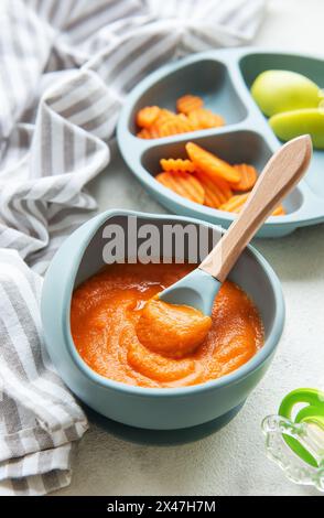 Gesunde Babynahrung in der Schüssel. Babynahrungspüree mit Karotten auf weißem Hintergrund Stockfoto