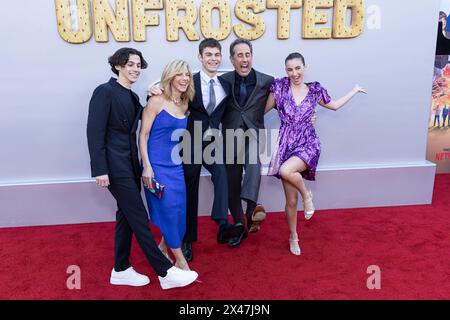 Los Angeles, USA. April 2024 30. Julian Kal Seinfeld, Jessica Seinfeld, Shepherd Kellen Seinfeld, Jerry Seinfeld und Sascha Seinfeld nehmen am 30. April 2024 an der Netflix-Premiere von „UNFROSTED“ im Egyptian Theater in Los Angeles Teil. (Foto: Corine Solberg/SIPA USA) Credit: SIPA USA/Alamy Live News Stockfoto