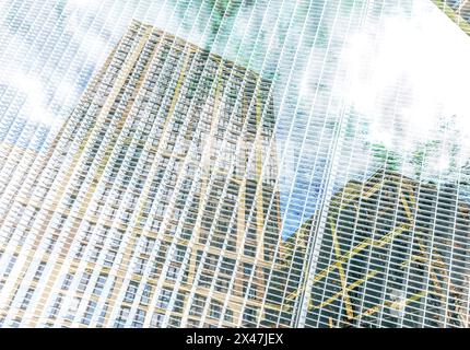 Abstrakter urbaner Hintergrund mit Mehrfachbelichtung. Architekturthema. Stockfoto