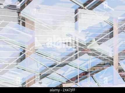 Moderner architektonischer urbaner Hintergrund mit Mehrfachbelichtung. Stockfoto