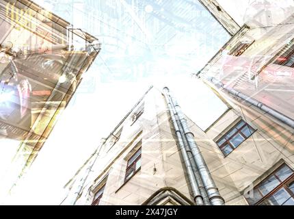 Mehrfach belichtetes Bild mit städtischem Gebäude und Fahrzeugverkehr. Ansicht von unten. Stockfoto