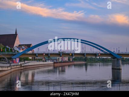 1. Mai 2024, Brandenburg, Frankfurt (oder): Morgenstimmung an der Stadtbrücke über die oder zwischen Frankfurt (oder) und Slubice in Polen. Anlässlich des 20. Jahrestages des EU-Beitritts Polens planen die Außenminister der beiden Nachbarländer, sich mittags zu treffen. Beide wollen das Collegium Polonicum in Slubice auf polnischer Seite besuchen, sowie ein europäisches Festival, und dann gemeinsam über die Stadtbrücke über die deutsch-polnische Grenze oder nach Frankfurt (oder) laufen. Foto: Patrick Pleul/dpa Stockfoto