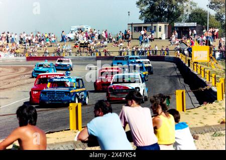 Banger Racing auf dem Arena Essex Raceway im Jahr 1989, mit dem ursprünglichen Pfosten- und Drahtzaun, später durch Armco Barrieren und Fangzäune ersetzt. Es wurde 1978 eröffnet und in den Überresten einer alten Zementfabrik errichtet, wurde aber 2018 geschlossen, mit Plänen, das Gelände für Wohnzwecke zu errichten. Jedes Jahr im September fand auf der Strecke die älteste nationale Weltmeisterschaft statt, die über 40 Jahre lang lief. Stockfoto