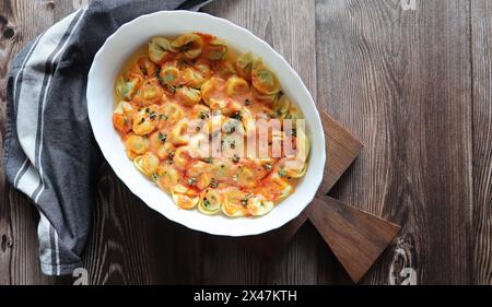 Tortelloni-Nudeln mit Riccota , Spinat und Tomatensauce . Stockfoto