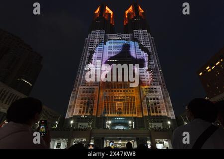 Tokio, Japan. April 2024. Die Besucher sehen den Beginn der Godzilla-Show beim Tokyo Night and Light Projektion Mapping Projekt im Tokyo Metropolitan Government Tower 1 in Shinjuku. Die nächtliche Ausstellung des größten permanenten Projektionskartierungsprojekts der Welt begann im Februar 2024 und deckt etwa 905 m2 der Fassade des Wahrzeichens Tokio ab. Am 27. April 2024 wurde eine Ausstellung vorgestellt, in der Godzilla Tokio angreift. (Foto: Damon Coulter/SOPA Images/SIPA USA) Credit: SIPA USA/Alamy Live News Stockfoto