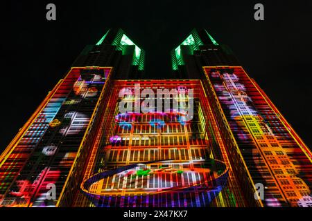 Tokio, Japan. April 2024. Tokio Night and Light Projektion Mapping Projekt namens Tokyo Concerto am Tokyo Metropolitan Government Tower 1 in Shinjuku. Die nächtliche Ausstellung des größten permanenten Projektionskartierungsprojekts der Welt begann im Februar 2024 und deckt etwa 905 m2 der Fassade des Wahrzeichens Tokio ab. Am 27. April 2024 wurde eine Ausstellung vorgestellt, in der Godzilla Tokio angreift. (Foto: Damon Coulter/SOPA Images/SIPA USA) Credit: SIPA USA/Alamy Live News Stockfoto