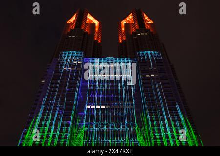 Tokio, Japan. April 2024. Tokio Night and Light Projektion Mapping Projekt namens Tokyo Concerto am Tokyo Metropolitan Government Tower 1 in Shinjuku. Die nächtliche Ausstellung des größten permanenten Projektionskartierungsprojekts der Welt begann im Februar 2024 und deckt etwa 905 m2 der Fassade des Wahrzeichens Tokio ab. Am 27. April 2024 wurde eine Ausstellung vorgestellt, in der Godzilla Tokio angreift. (Foto: Damon Coulter/SOPA Images/SIPA USA) Credit: SIPA USA/Alamy Live News Stockfoto