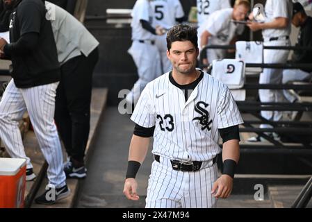 Chicago, Usa. April 2024 30. Andrew Benintendi #23 von den Chicago White Sox, die bei einem Major League Baseball Matchup mit den Minnesota Twins im garantierten Rate Field im Dugout zu sehen war. Finale; Minnesota Twins 6: 5 Chicago White Sox. (Foto: Kyle Mazza/SOPA Images/SIPA USA) Credit: SIPA USA/Alamy Live News Stockfoto