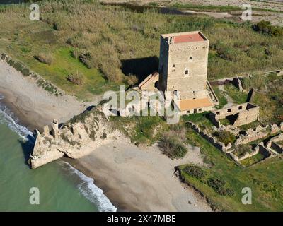 LUFTAUFNAHME. Ruinen der Burg Roccella, die sich bis ins Tyrrhenische Meer erstrecken. Campofelice di Roccella, Provinz Palermo, Sizilien, Italien. Stockfoto