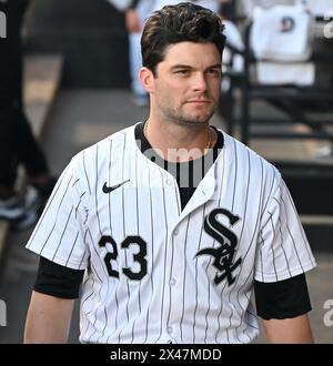 Chicago, Usa. April 2024 30. Andrew Benintendi #23 von den Chicago White Sox, die bei einem Major League Baseball Matchup mit den Minnesota Twins im garantierten Rate Field im Dugout zu sehen war. Finale; Minnesota Twins 6: 5 Chicago White Sox. (Foto: Kyle Mazza/SOPA Images/SIPA USA) Credit: SIPA USA/Alamy Live News Stockfoto