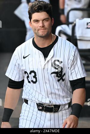 Chicago, Usa. April 2024 30. Andrew Benintendi #23 von den Chicago White Sox, die bei einem Major League Baseball Matchup mit den Minnesota Twins im garantierten Rate Field im Dugout zu sehen war. Finale; Minnesota Twins 6: 5 Chicago White Sox. Quelle: SOPA Images Limited/Alamy Live News Stockfoto