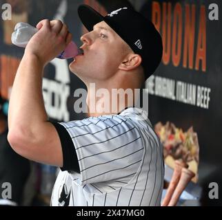 Chicago, Usa. April 2024 30. Michael Soroka #40 von den Chicago White Sox, die in einem Major League Baseball Matchup mit den Minnesota Twins im garantierten Rate Field im Dugout zu sehen war. Finale; Minnesota Twins 6: 5 Chicago White Sox. Quelle: SOPA Images Limited/Alamy Live News Stockfoto