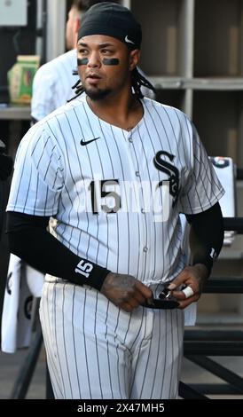 Chicago, Usa. April 2024 30. Martin Maldonado #15 von den Chicago White Sox, die in einem Major League Baseball Matchup mit den Minnesota Twins im garantierten Rate Field im Dugout zu sehen war. Finale; Minnesota Twins 6: 5 Chicago White Sox. Quelle: SOPA Images Limited/Alamy Live News Stockfoto