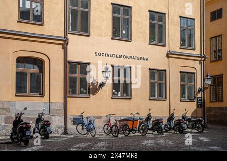 Historischer Stadtblock von Knäppingsborg im Frühjahr in Norrköping, Schweden. Dieser Stadtblock war im 18. Jahrhundert eine ehemalige Mühlen- und Snusfabrik. Stockfoto