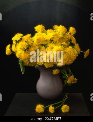 Strauß von Löwenzahnblüten in einer Vase Stockfoto
